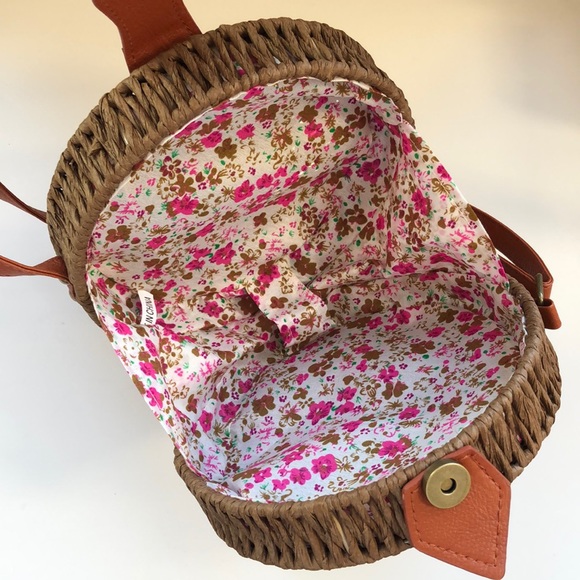 🆕 (1 LEFT) Round rattan straw crossbody purse - Picture 5 of 8